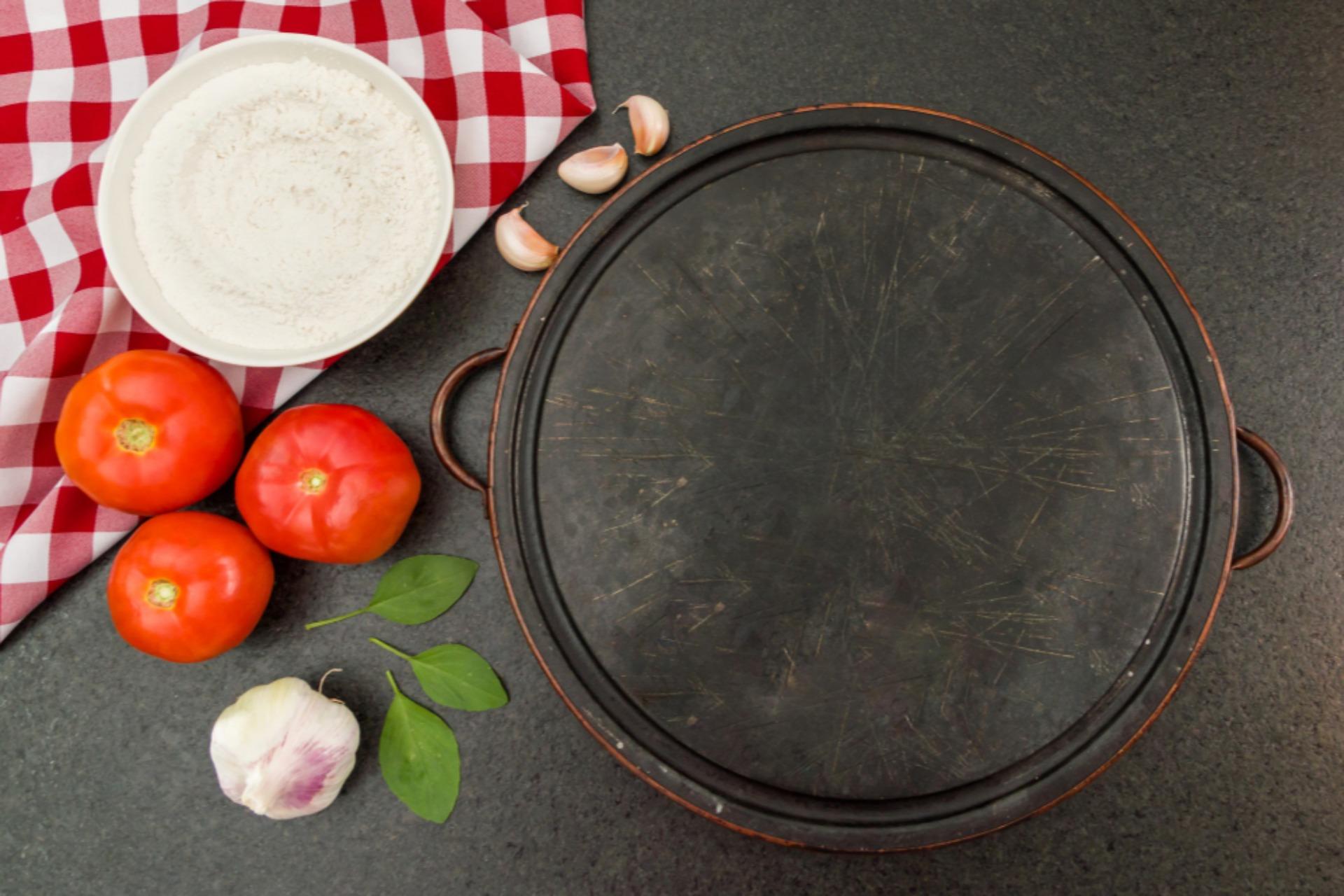 Pietra refrattaria per pizza: l'argilla cordieritica nei modelli NATURCOOK e PIZZAQUEEN
